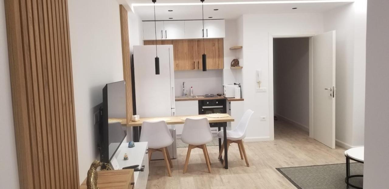 White Apartment Tirana Esterno foto